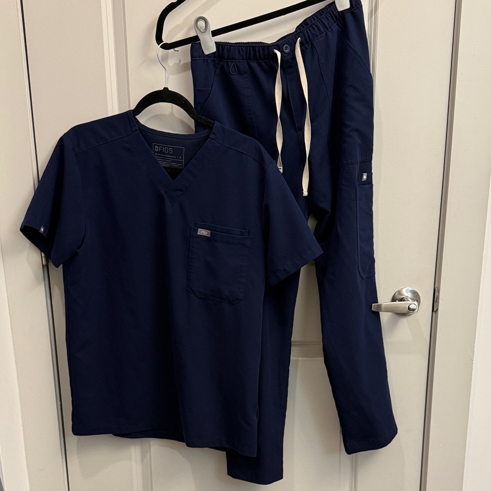 Figs Men’s Small Scrub Set (Slim Fit) - Top and Bottlm